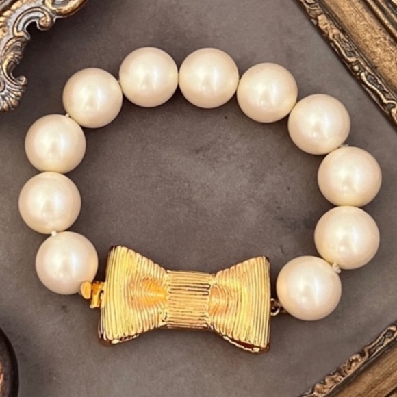 KATE SPADE • All Wrapped Up Pearl Bow Bracelet - Picture 4 of 4